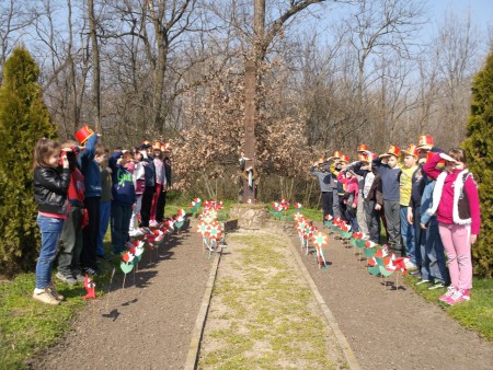 Kézműves tevékenységünk ünnepi díszeinek elhelyezése a Kopjafánál